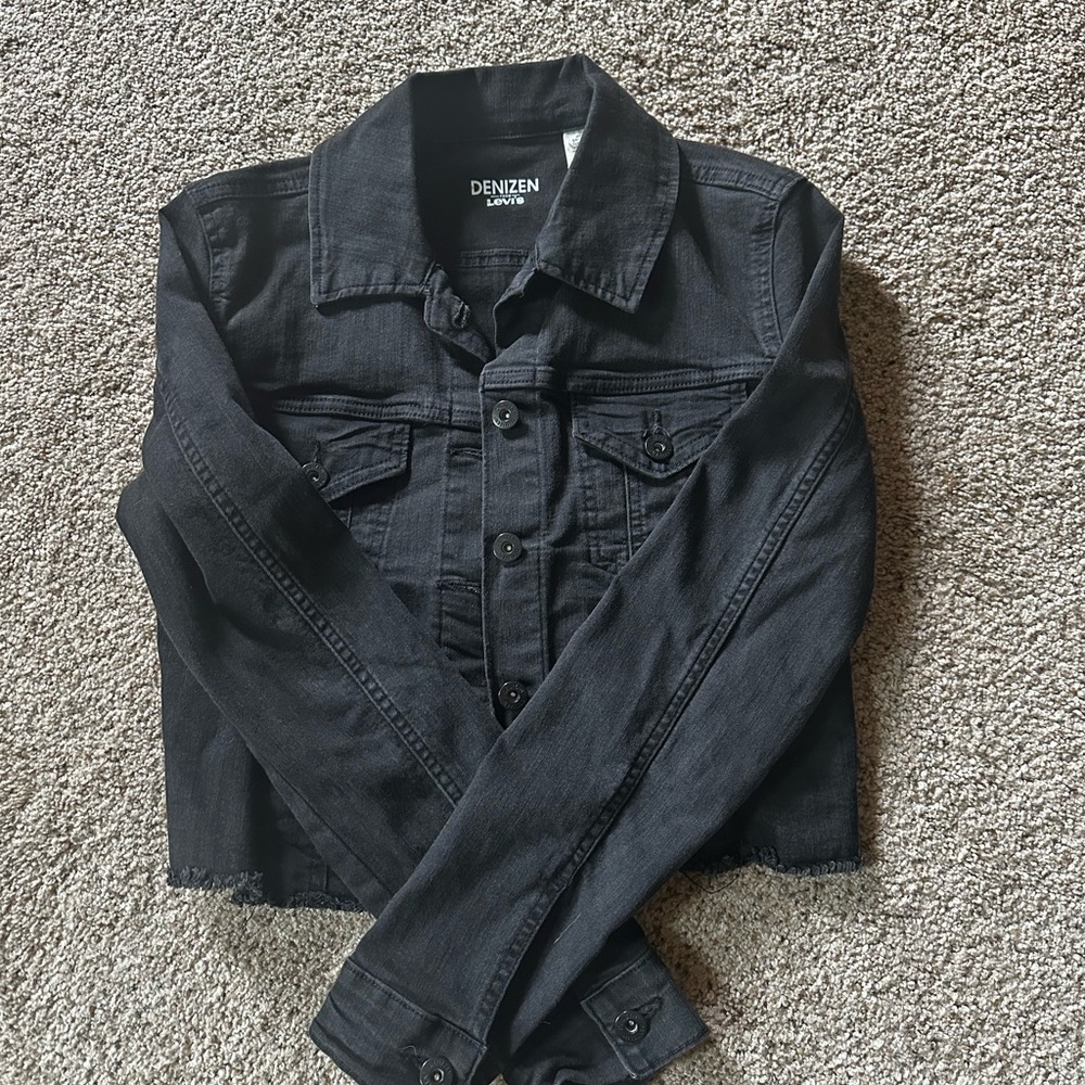 levi’s black crop jean jacket